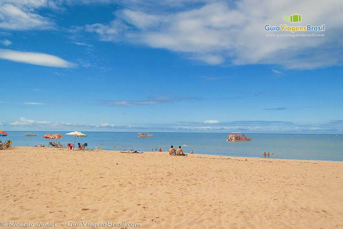 Imagem de barcos de passeio nas águas do mar maravilhoso.